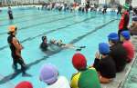 ペットボトルを持って浮く練習をする児童＝霧島市国分上小川の上小川小学校