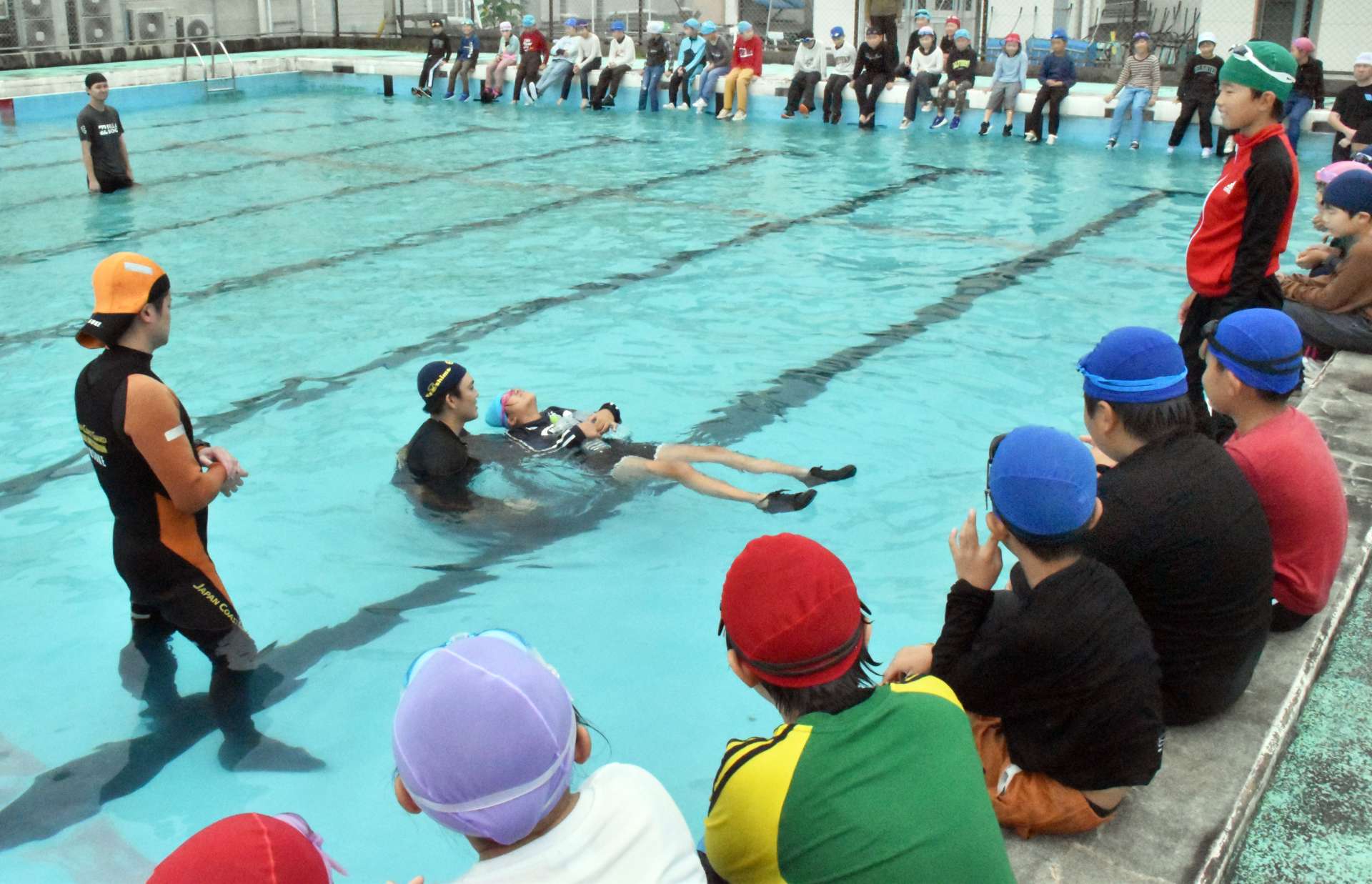 ペットボトルを持って浮く練習をする児童＝霧島市国分上小川の上小川小学校