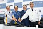 打ち上げ成功を喜ぶ三菱重工業の五十嵐巌宇宙事業部長（左）ら＝２９日、南種子町の種子島宇宙センター