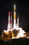 ごう音とともに上昇するＨ２Ａロケット５０号機＝２９日午前１時３３分、南種子町の種子島宇宙センター