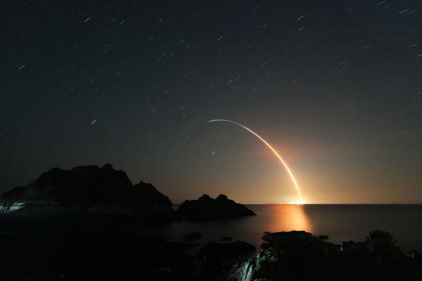 Ｈ２Ａロケット５０号機の航跡＝２９日午前１時３３分、南大隅町佐多郡の竹之浦海岸から撮影