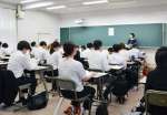 教員採用試験に臨む受験者。昨年から大学３年生が一部の試験を受けられるようになった＝１５日朝、鹿児島市の鶴丸高校