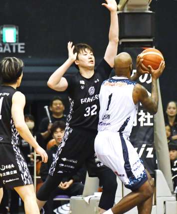 体を張った守備を見せるレブナイズの武藤（３２）＝西原商会アリーナ