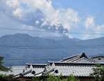 噴煙を上げる新燃岳＝２８日午後０時２０分ごろ、宮崎県高原町