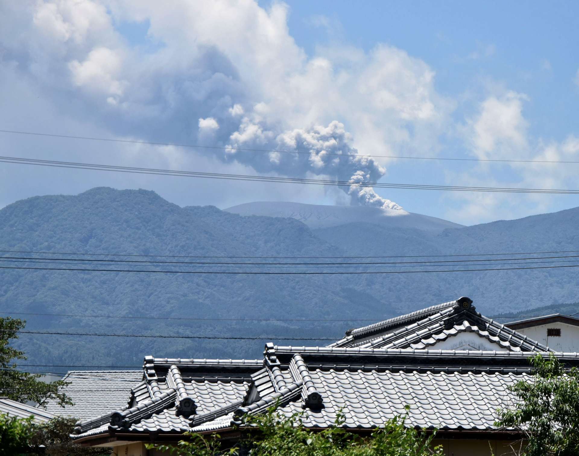 噴煙を上げる新燃岳＝２８日午後０時２０分ごろ、宮崎県高原町