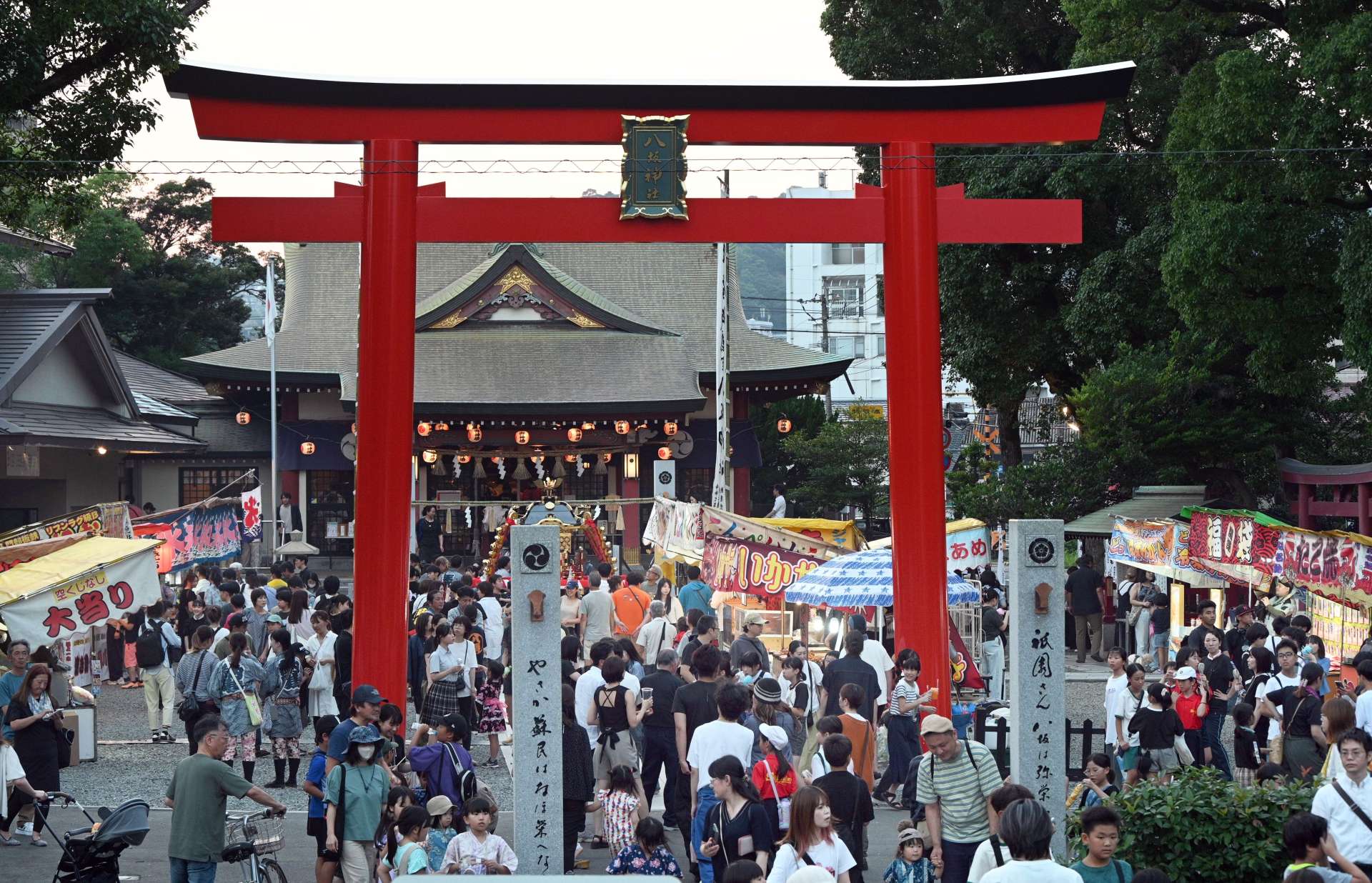 〈関連〉再建を進めていた朱色の大鳥居もお披露目され、六月灯でにぎわう八坂神社