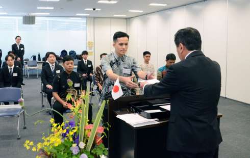 南国交通の入社式で辞令を受け取る特定技能の新入社員ら＝１日、鹿児島市の同社本社