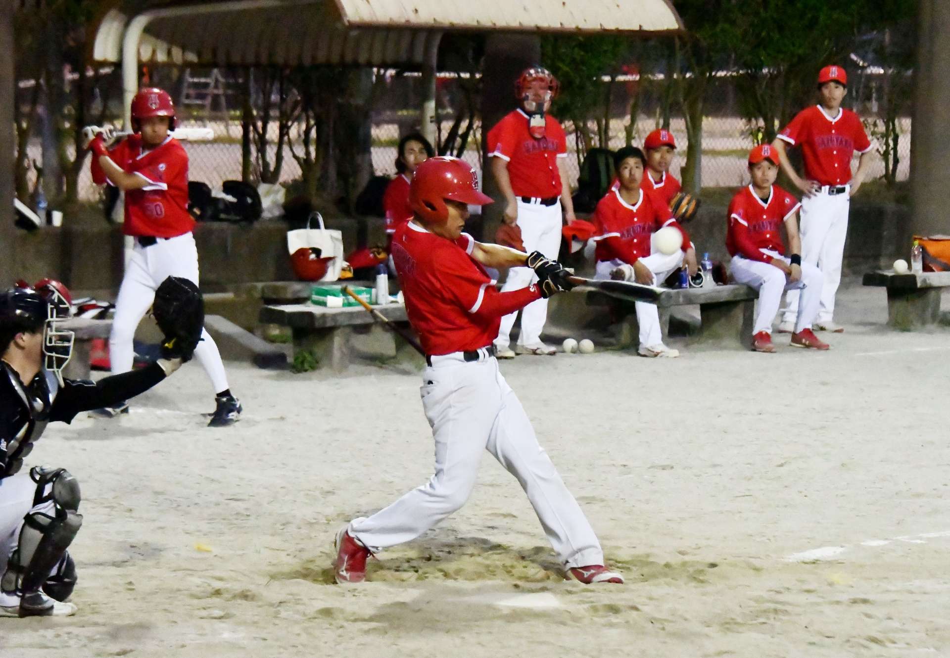 熱戦を繰り広げる選手たち＝大峯公園