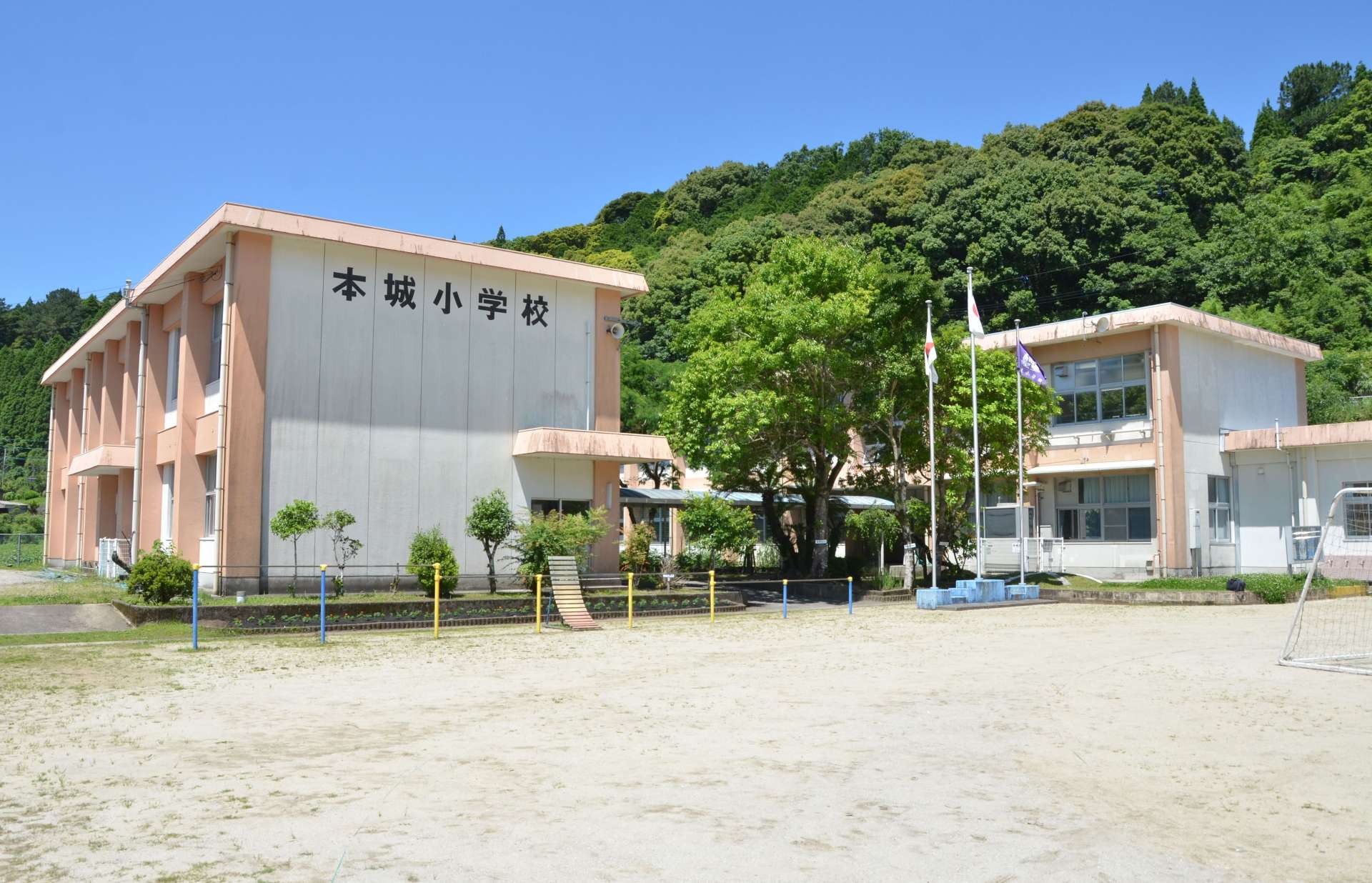 緑に囲まれた本城小学校の校舎＝鹿児島市本城町
