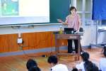 児童にＳＯＳの出し方を指導する倉ケ崎比奈子さん＝志布志市志布志の志布志小学校