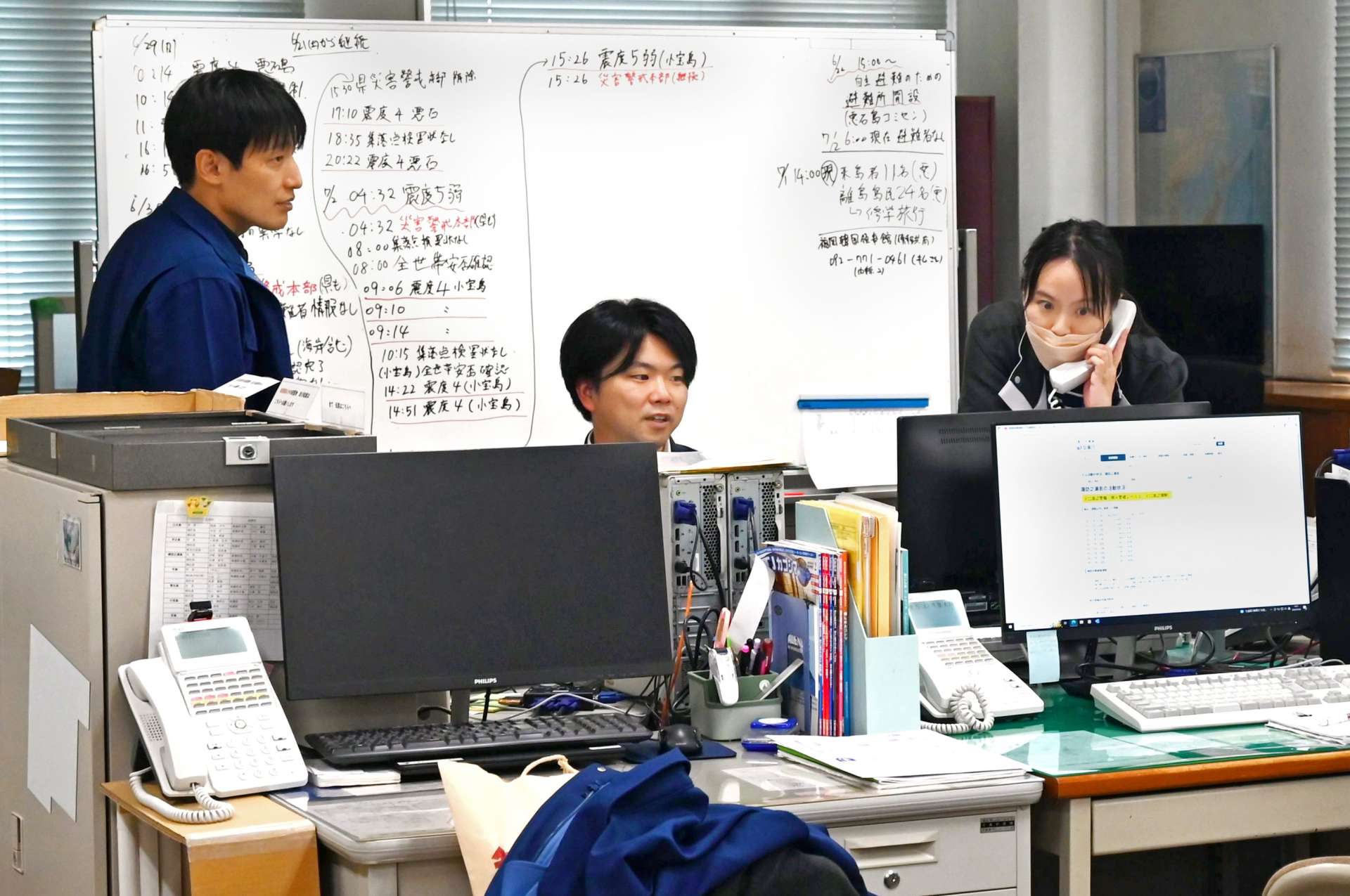 震度５弱の地震発生を受け、対応に追われる十島村職員＝２日午後４時ごろ、鹿児島市の村役場