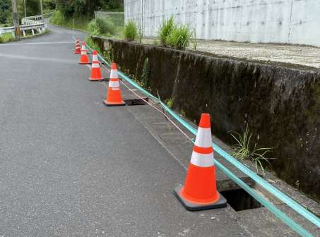 グレーチングが盗まれた側溝＝５月２５日、鹿児島市西別府町（鹿児島市提供）