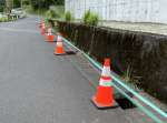 グレーチングが盗まれた側溝＝５月２５日、鹿児島市西別府町（鹿児島市提供）