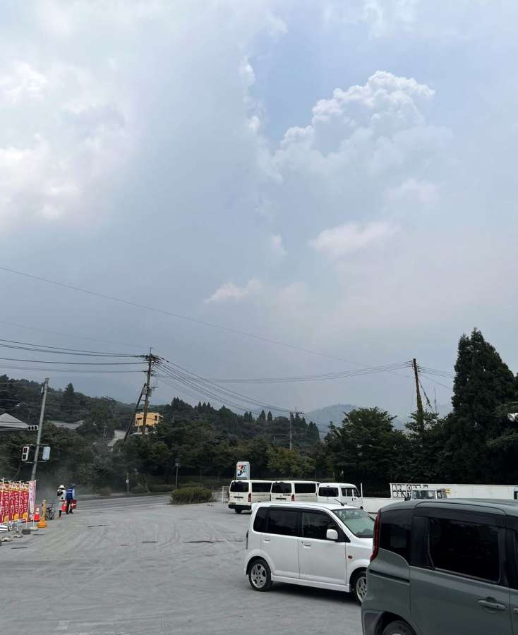 噴煙を上げる新燃岳＝３日午後１時５８分、霧島市牧園町