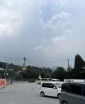 噴煙を上げる新燃岳＝３日午後１時５８分、霧島市牧園町
