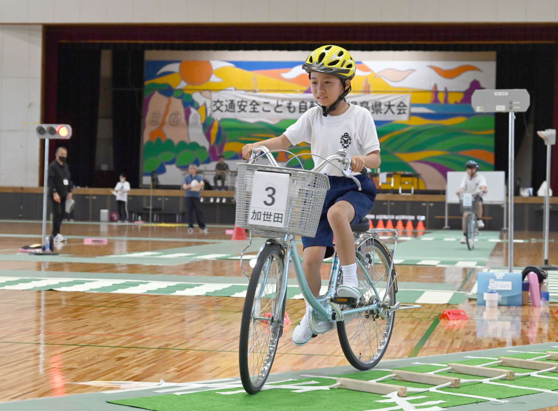交通安全こども自転車県大会で熱戦を繰り広げる児童＝６月２８日、南さつま市の加世田運動公園体育館