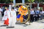 茅の輪くぐりで無病息災を祈る「志布志の夏そば」奉納神事参加者＝志布志市の安楽山宮神社