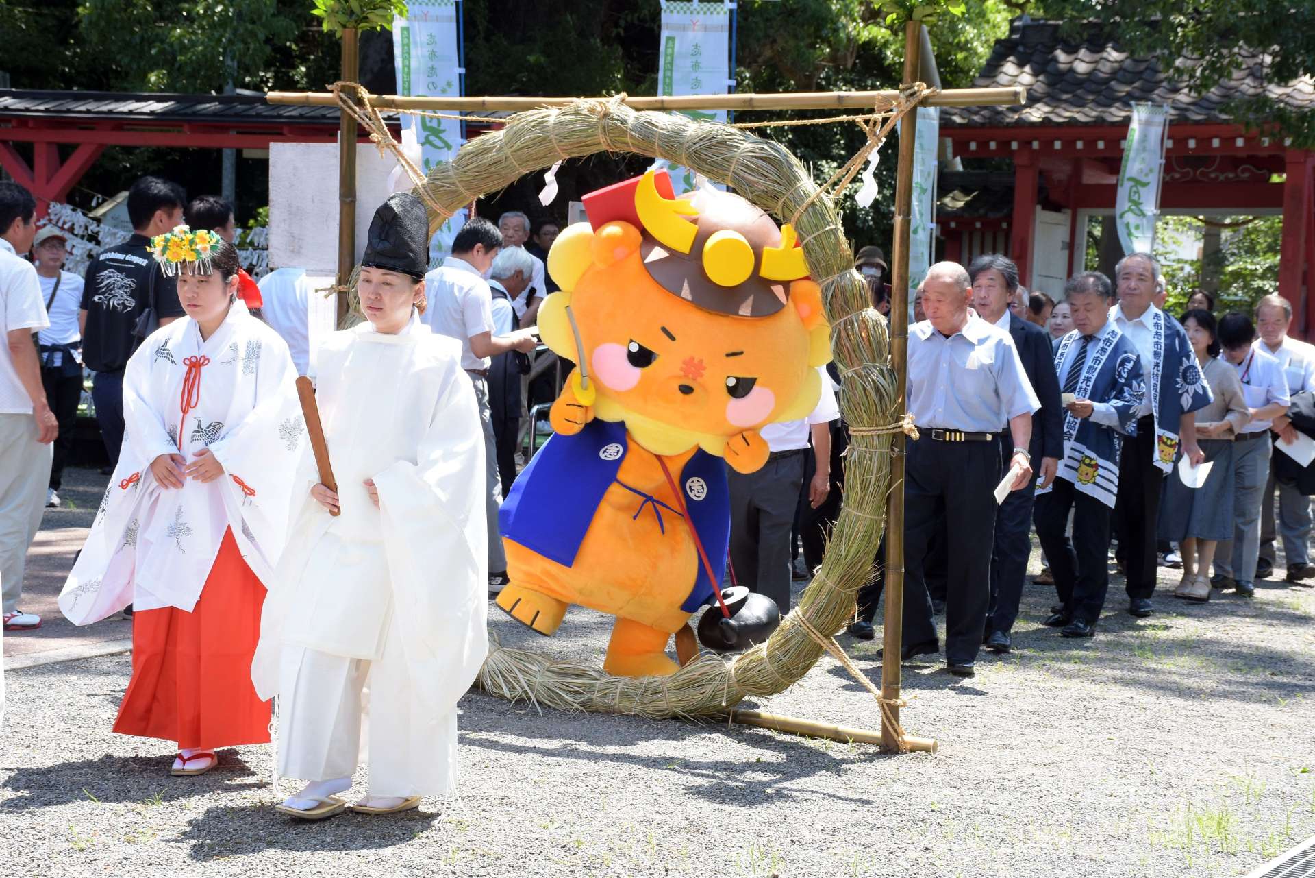 茅の輪くぐりで無病息災を祈る「志布志の夏そば」奉納神事参加者＝志布志市の安楽山宮神社