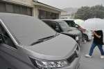 車のボンネットに積もった火山灰＝３日午後４時、霧島市牧園町の高千穂小学校