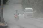 舞い上がった灰で見通しが悪くなった道路＝３日午後４時半、霧島市牧園町高千穂