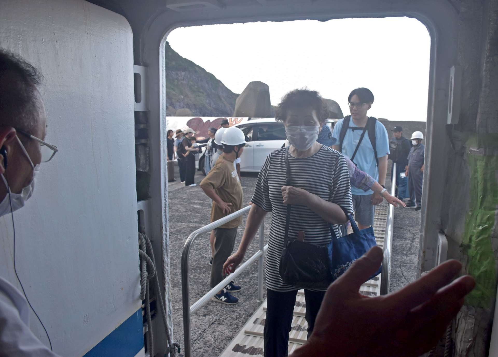 村営船「フェリーとしま２」に乗り込む住民ら＝４日午前７時すぎ、十島村の悪石島