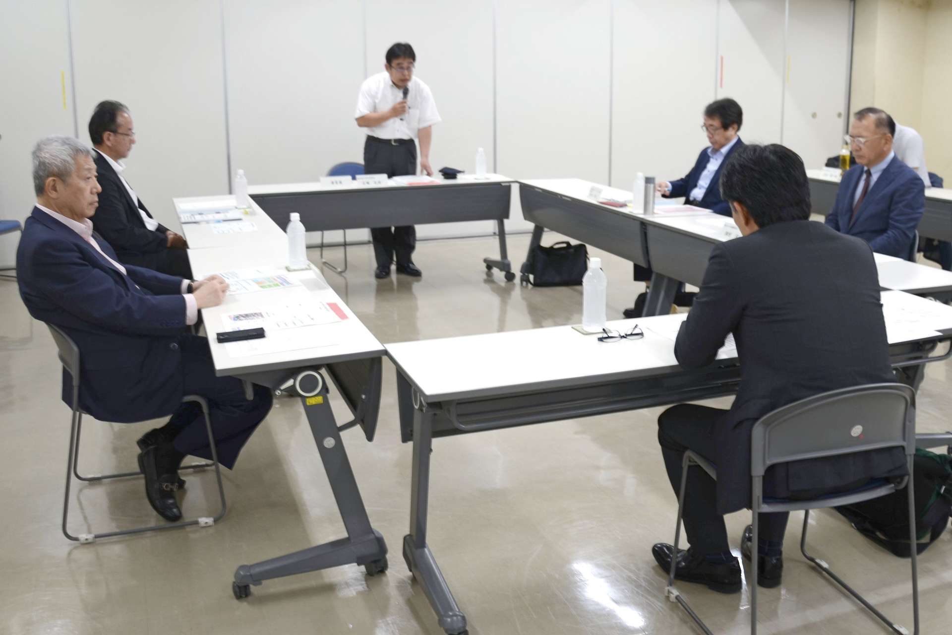 宿泊税の導入を進める認識が共有された検討委員会＝３日、鹿児島市