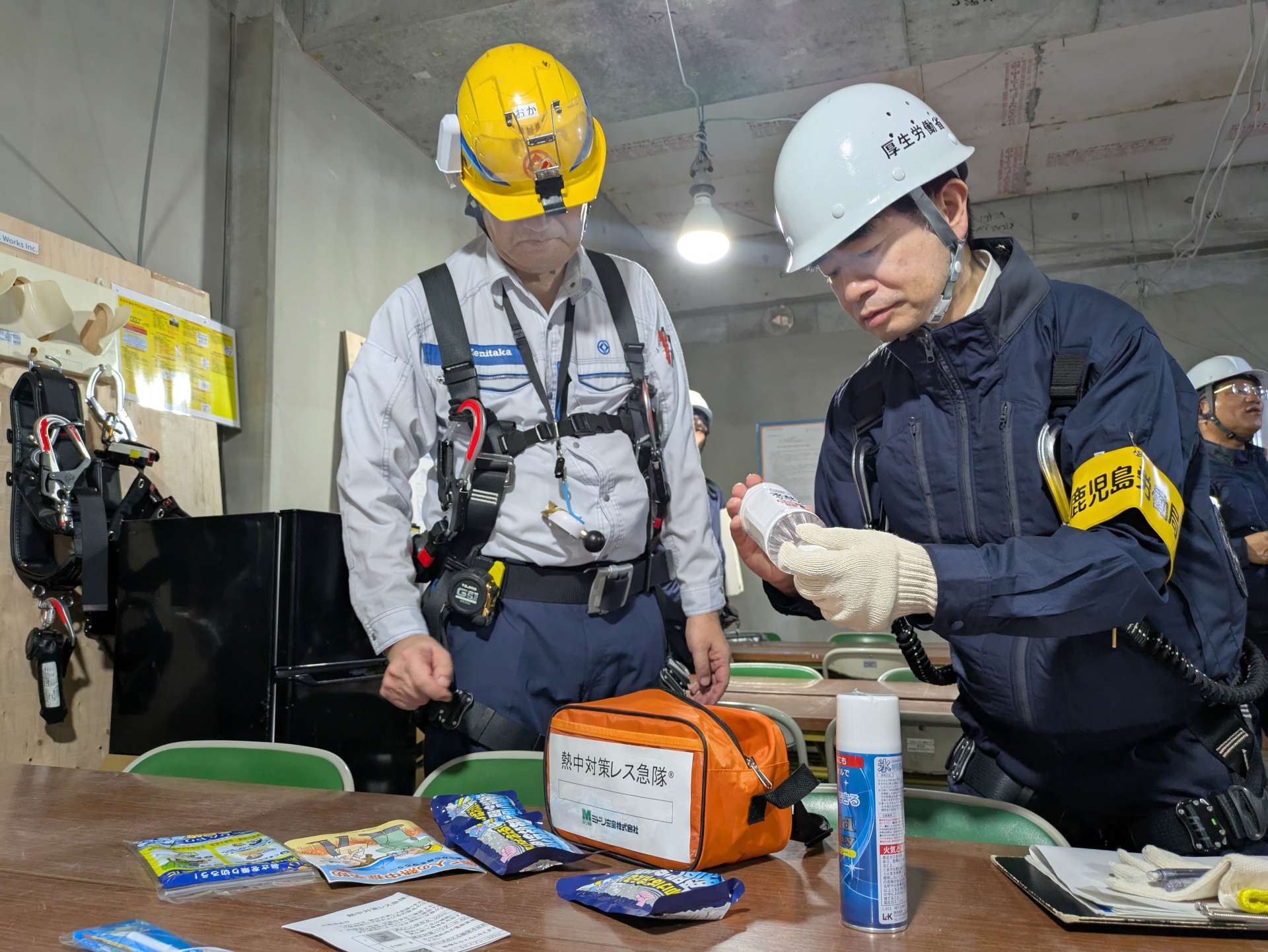 建設現場に備える熱中症対策グッズを確認する鹿児島労働局の永野和則局長（右）＝４日、鹿児島市上荒田町