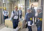 マンション建設現場で安全管理ができているか視察する鹿児島労働局の関係者ら＝４日、鹿児島市上荒田町