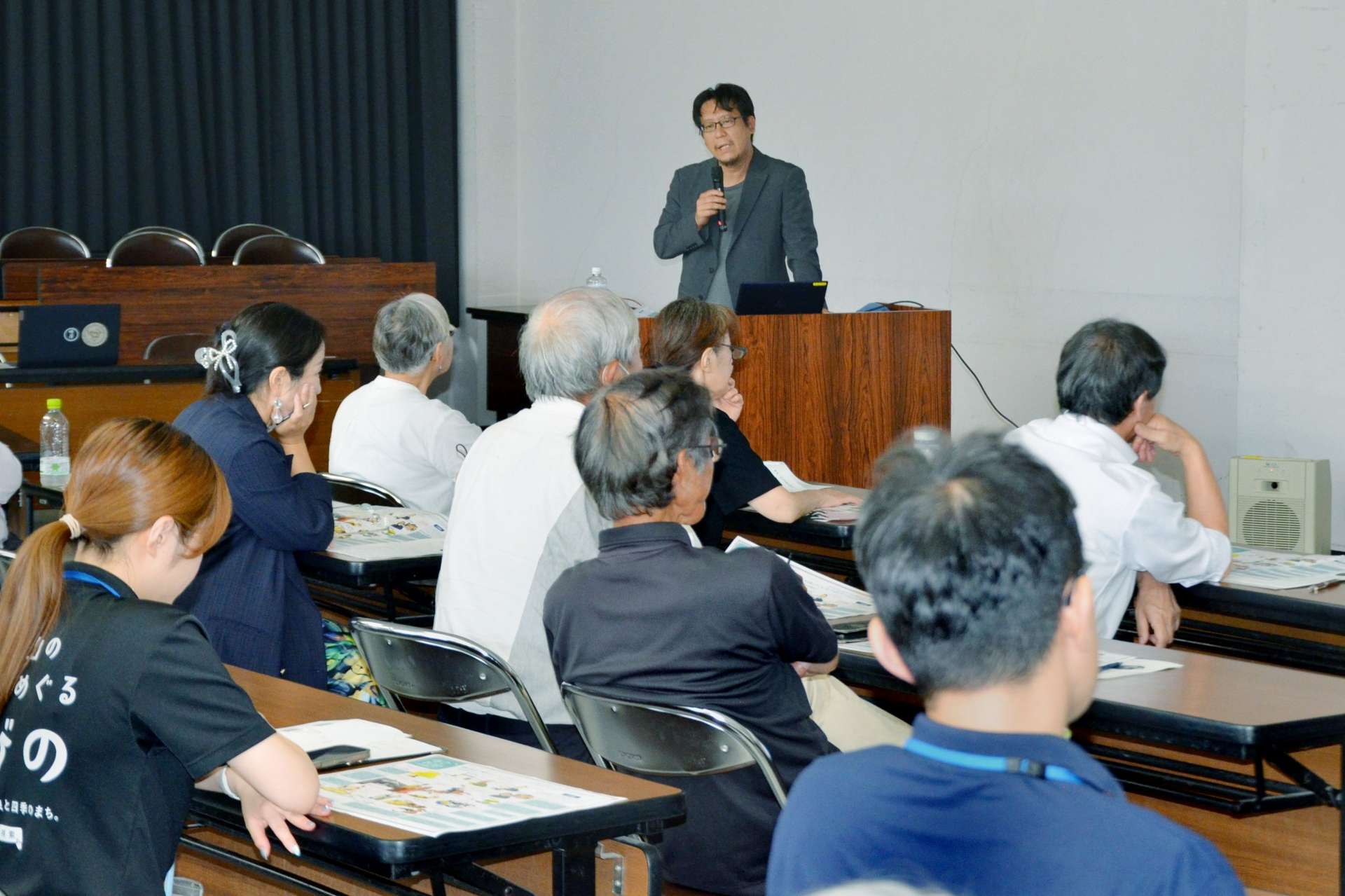 えびの市観光大学で陸奥賢さん（中央）の話に耳を傾ける参加者＝同市役所