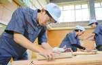鉋薄削りに挑む訓練生＝さつま町船木の宮之城高等技術専門校
