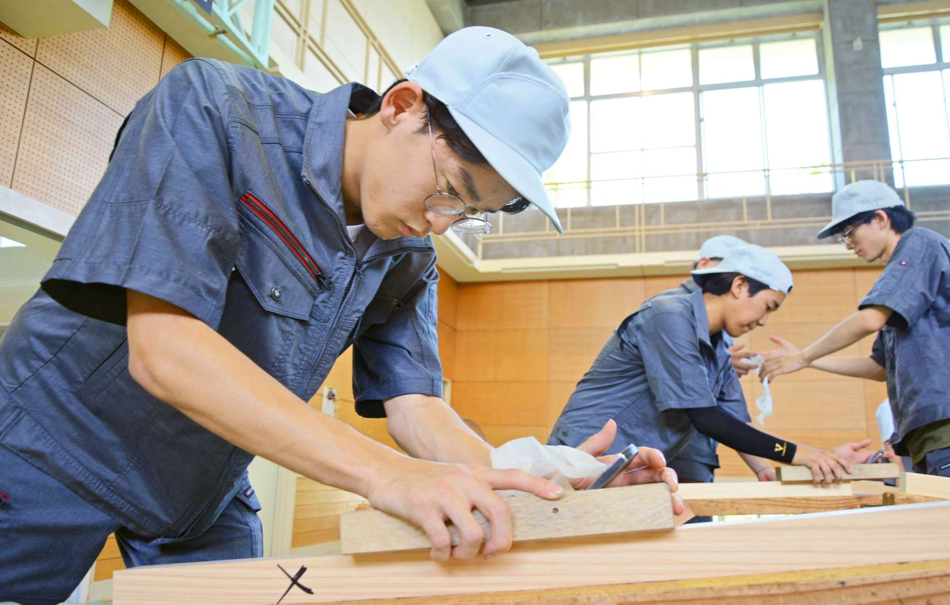 鉋薄削りに挑む訓練生＝さつま町船木の宮之城高等技術専門校