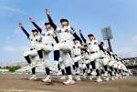 胸を張り堂々と行進する高校球児＝５日午前９時すぎ、鹿児島市の平和リース球場