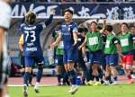 先制ゴールを決めチームメイトと喜ぶ鹿児島Ｕ・青木＝鹿児島市の白波スタジアム