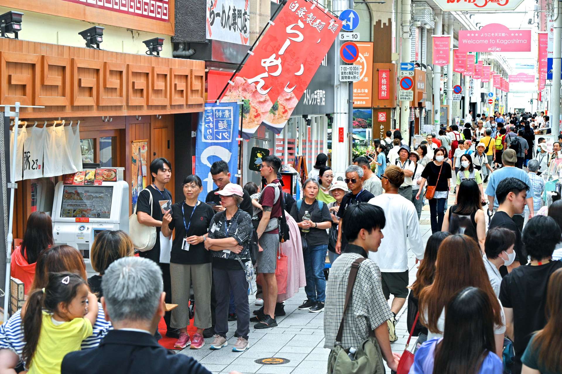 クルーズ船観光客でにぎわう天文館＝鹿児島市東千石町