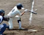５回裏鹿南１死三塁、中川がスクイズを決める＝鴨池市民