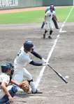 ３回裏鹿実１死二、三塁、中村真が中前に２点適時打を放つ＝平和リース（佐伯直樹撮影）