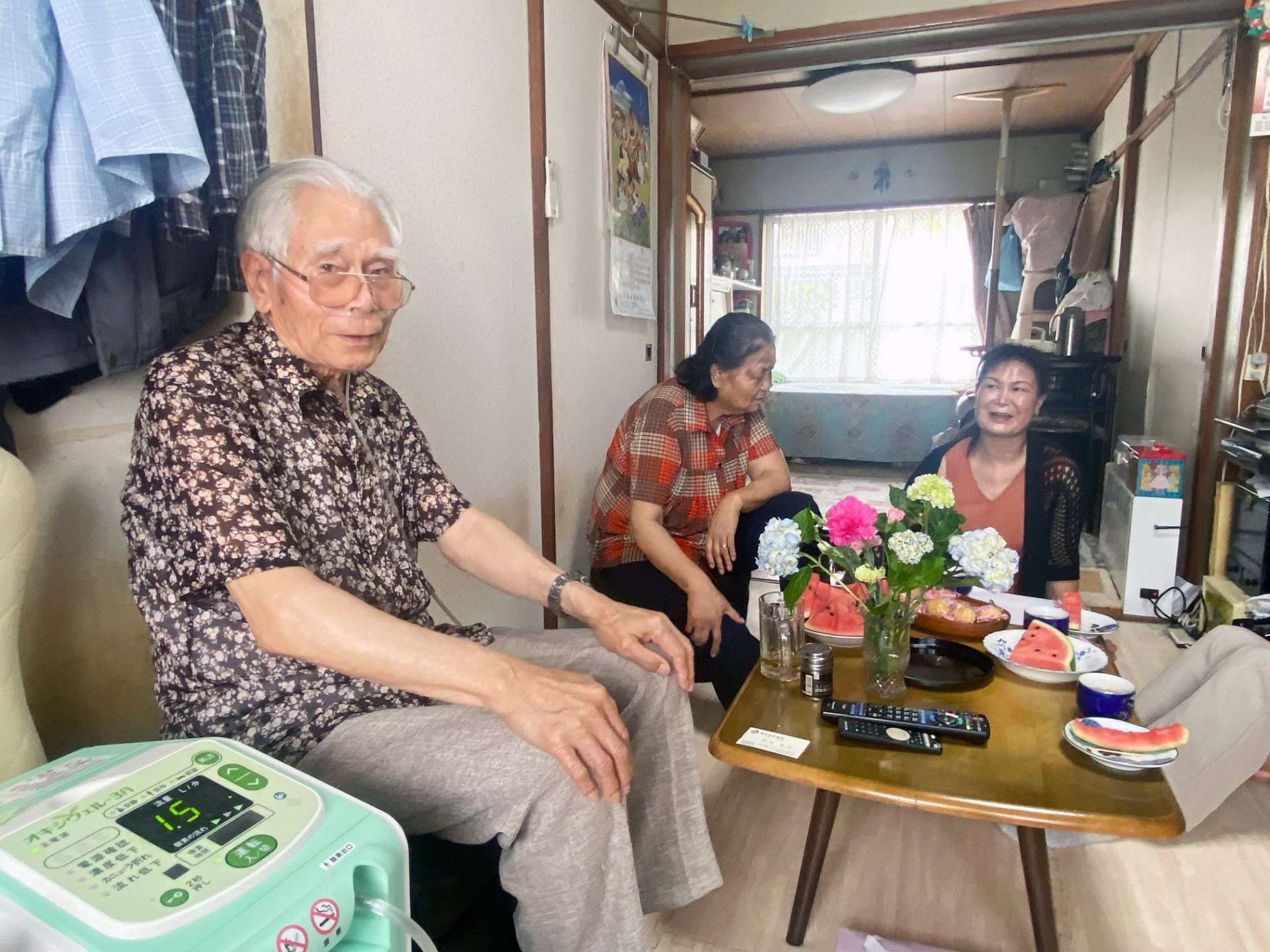 鹿児島市の県営住宅で暮らす高橋達雄さん（左）。「二つの祖国の平和が一番大事だ」と語る