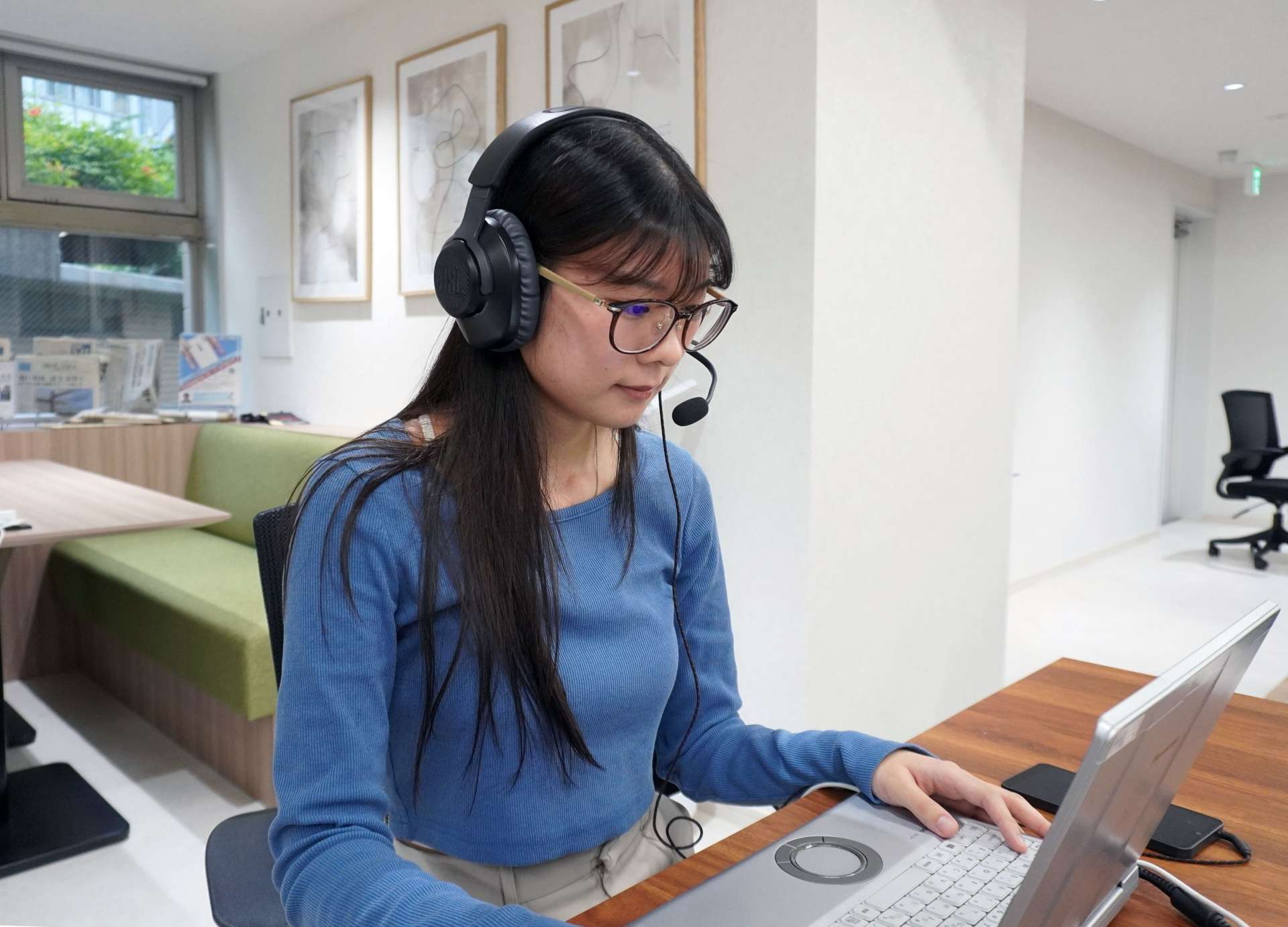 労働者に代わって企業に退職の意思を伝える代行業者（アルバトロス提供）