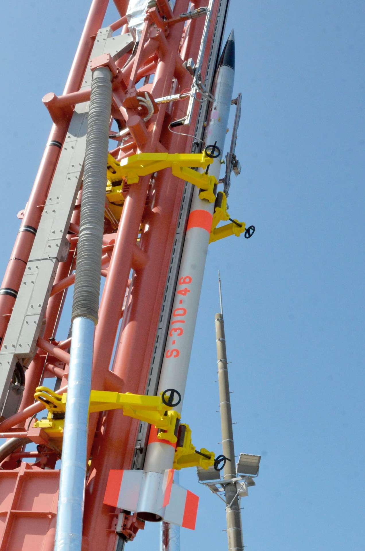 〈アップで見る〉公開された観測ロケット「Ｓ３１０－４６号機」＝７日、肝付町の内之浦宇宙空間観測所