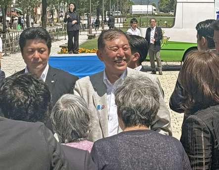 〈関連〉集まった聴衆に笑顔で応じる石破茂首相＝７日、鹿児島市のみなと大通り公園