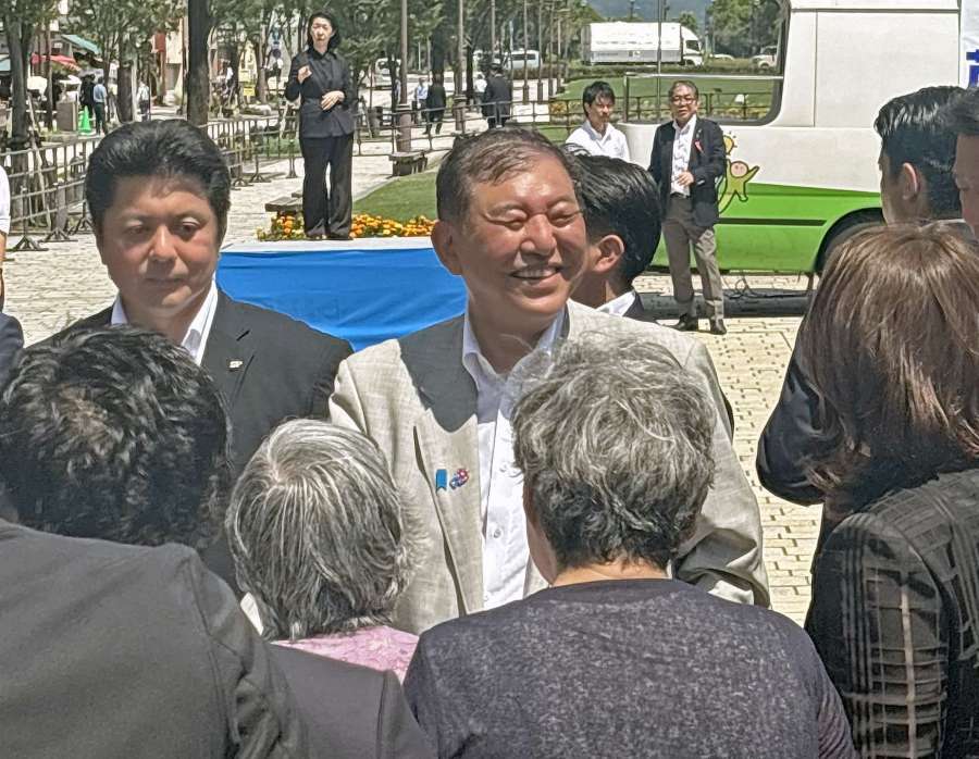 〈関連〉集まった聴衆に笑顔で応じる石破茂首相＝７日、鹿児島市のみなと大通り公園