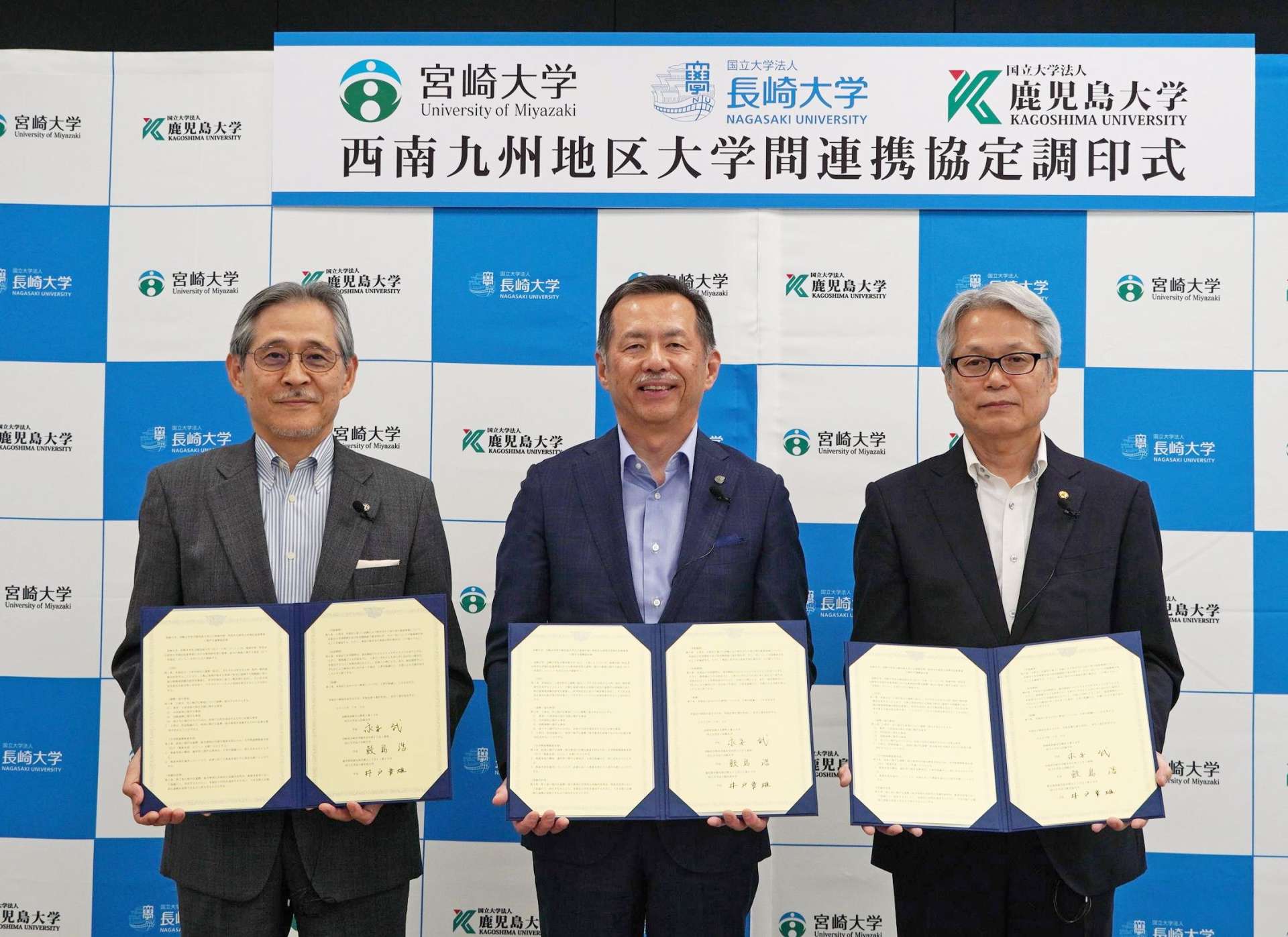 長崎大、宮崎大と連携協定を結んだ鹿児島大の井戸章雄学長（右）＝９日、長崎市の長崎大（長崎大提供）