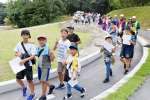 新しくなったゴーカート場のコースを歩く子どもたち＝霧島市横川町上ノの丸岡公園