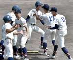 延長１０回裏タイブレークでサヨナラのホームを踏み喜ぶ吉田勝（中央）と川内ナイン＝鴨池市民（田中公人撮影）
