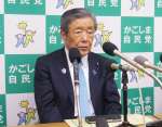 記者会見で質問に答える森山裕会長＝９日、鹿児島市の自民党県連