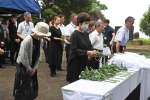 犠牲者の冥福を祈り献花する参列者＝１０日、出水市境町の針原川災害復興記念公園