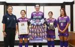 法人化と九州なでしこ大会Ｖ２を報告するミゴカリッサ鹿児島の選手たち＝鹿児島市役所