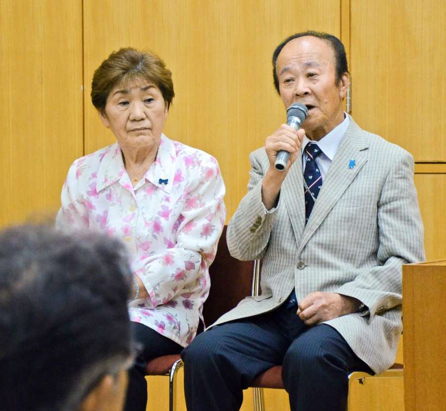 参加者の質問に答える市川健一さん＝１０日、鹿児島市の谷山サザンホール