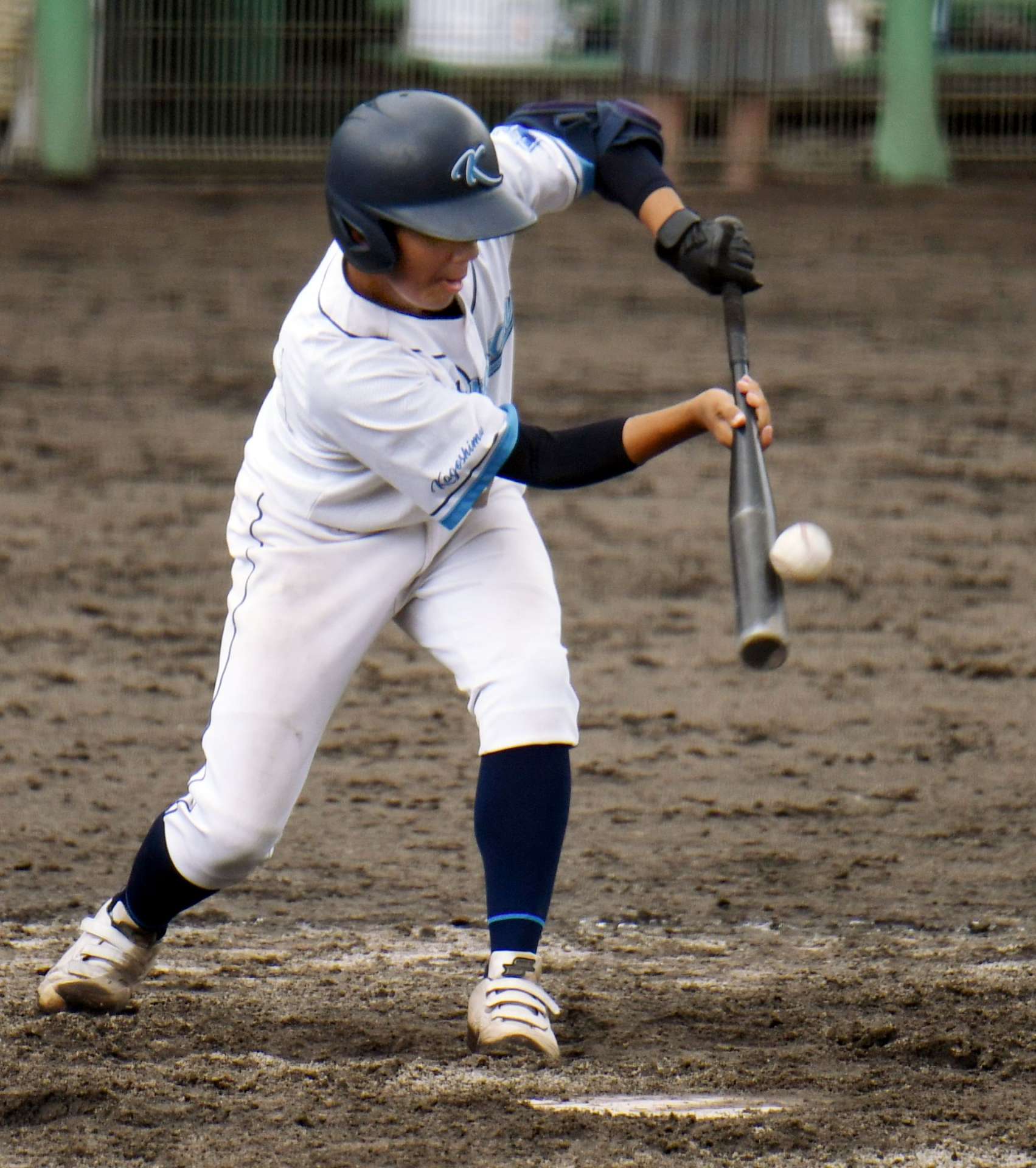 ４回裏錦江湾１死三塁、細谷がスクイズを決める＝鴨池市民