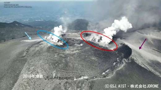 〈一目で分かる〉６日午後２時すぎの新燃岳火口。火孔列は当初の北東部（青い丸）から３日夜に南東部（赤い丸）へ変わった（産業技術総合研究所地質調査総合センターウェブサイトから）